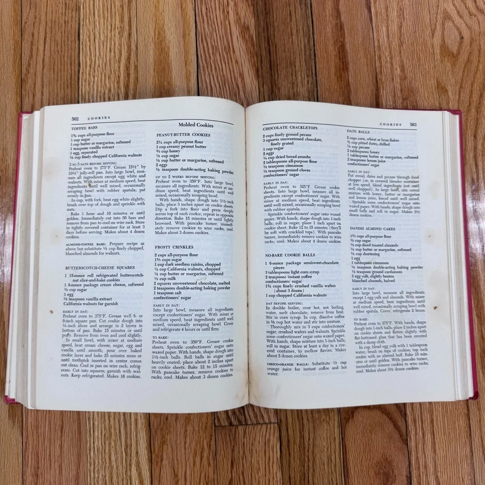 Vintage 1978 The Good Housekeeping Cookbook - Red Cover Hardback